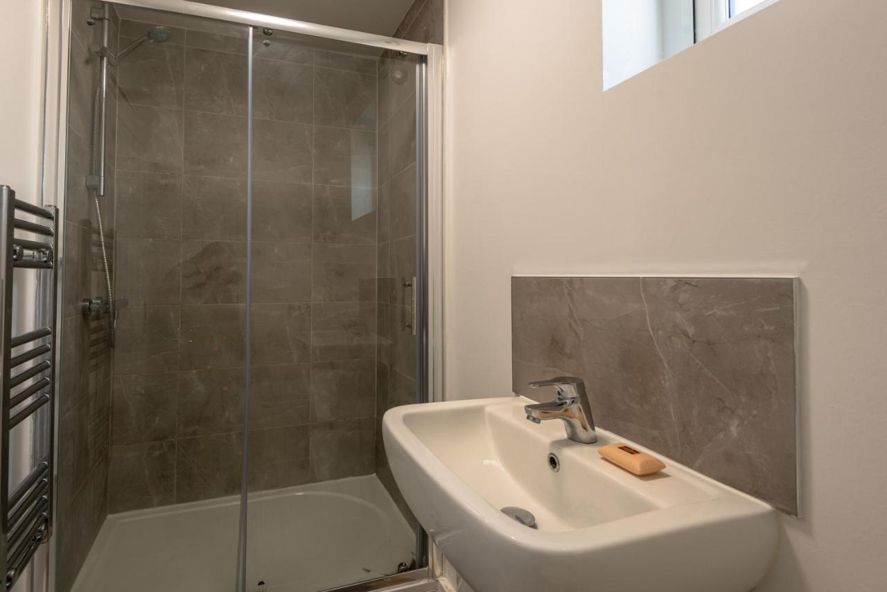 1 Bed Central - Free Parking - Long Stay Offer Strood Dış mekan fotoğraf